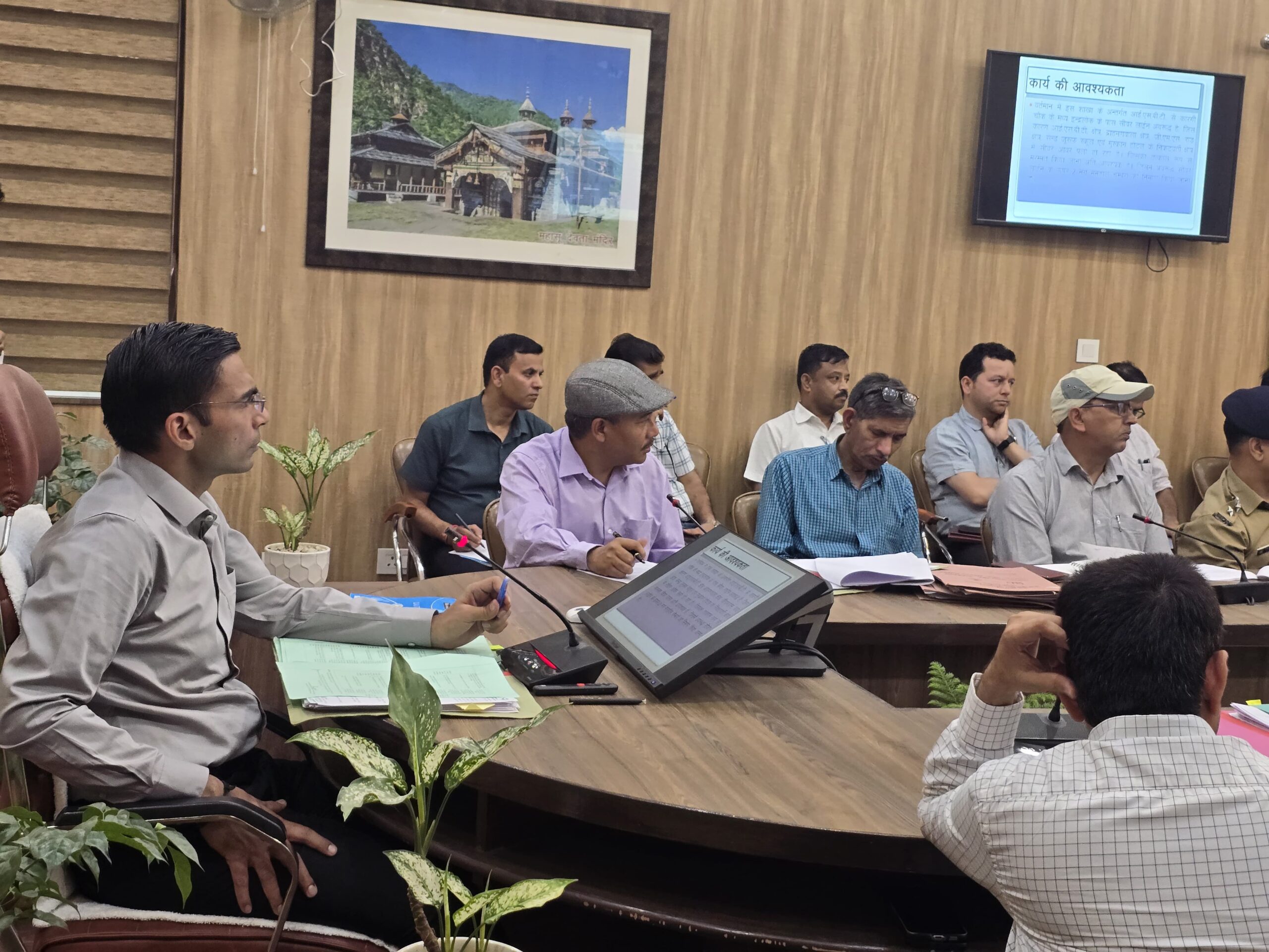 क्यूआरटी और ट्रैफिक पुलिस रखें नियमित निगरानी, जनमानस को न हो परेशानी- डीएम