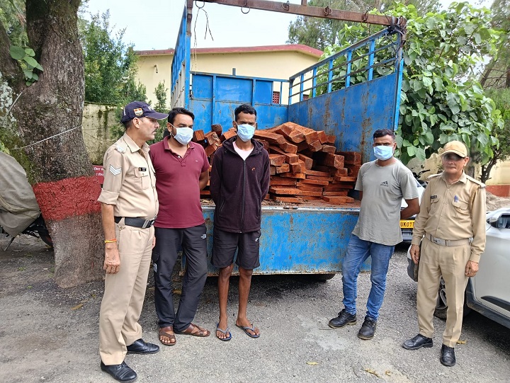 तुन की लकड़ी तस्करी: पुलिस ने पकड़ा गिरोह, ट्रक समेत तीन हिरासत में