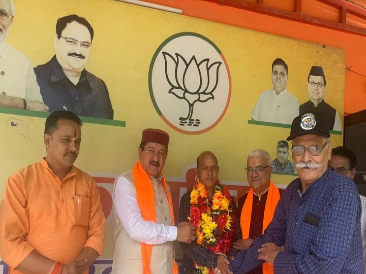 भाजपा के पक्ष में जाते हुए पूरण सिंह ने सुमाड़ी वार्ड (जिपं) से नाम वापस लिया
