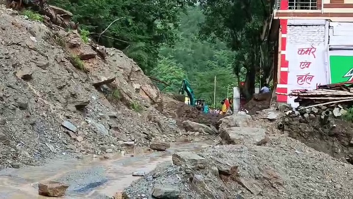 लैंडस्लाइड से टूटा संपर्क, तीर्थयात्रियों को राहत की दरकार