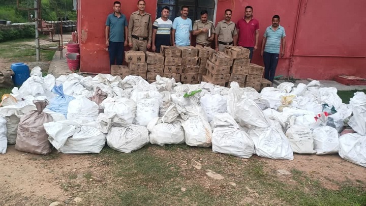पथरिया मजखाली मार्ग पर जलते वाहन से बरामद हुई 8000 से ज्यादा शराब की बोतलें