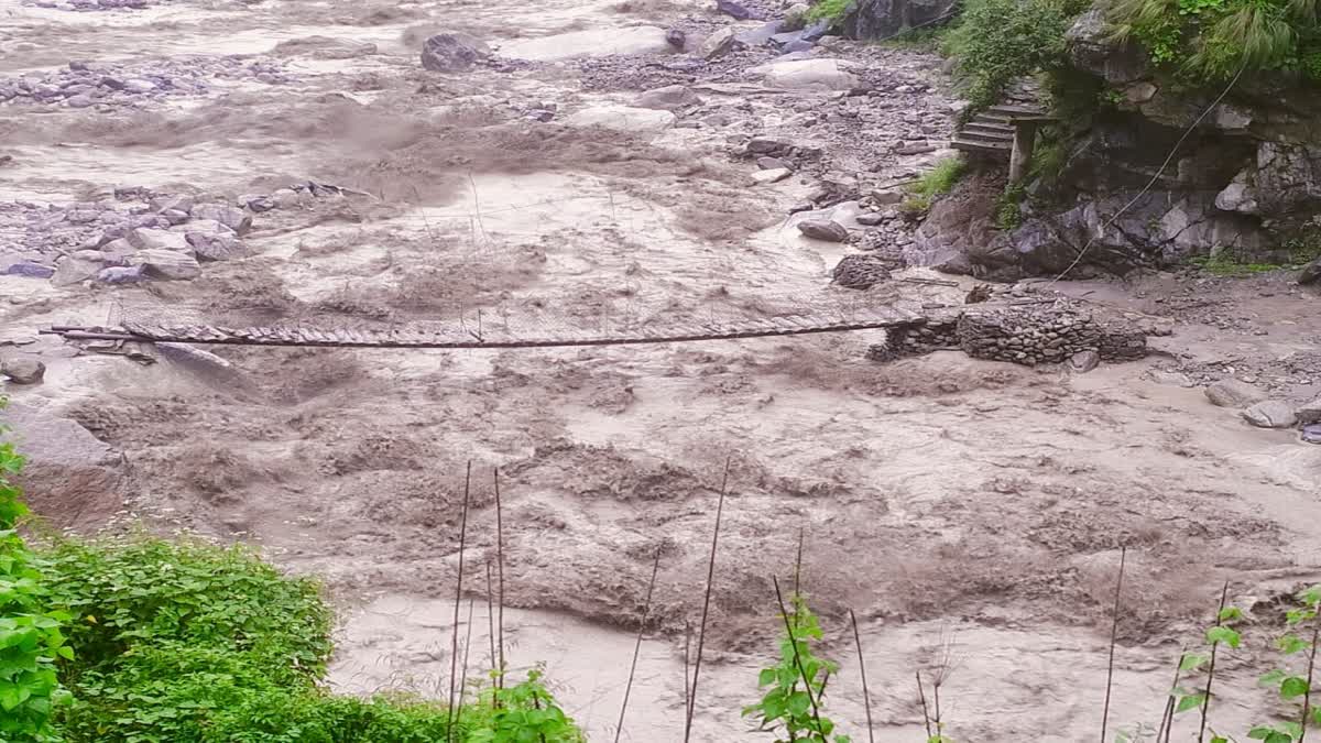 धार्मिक यात्रा पर संकट: मदमहेश्वर पुल टूटा, ट्रॉली से हो रही आवाजाही