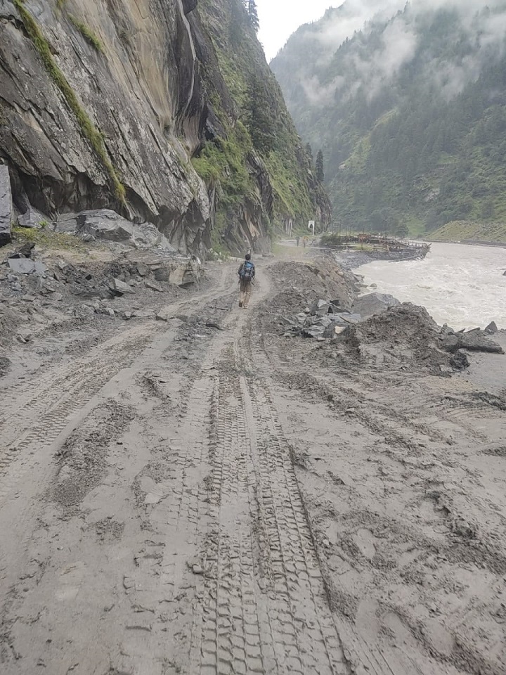 थराली में देर रात बादल फटा, कई घर और वाहन मलबे में दबे
