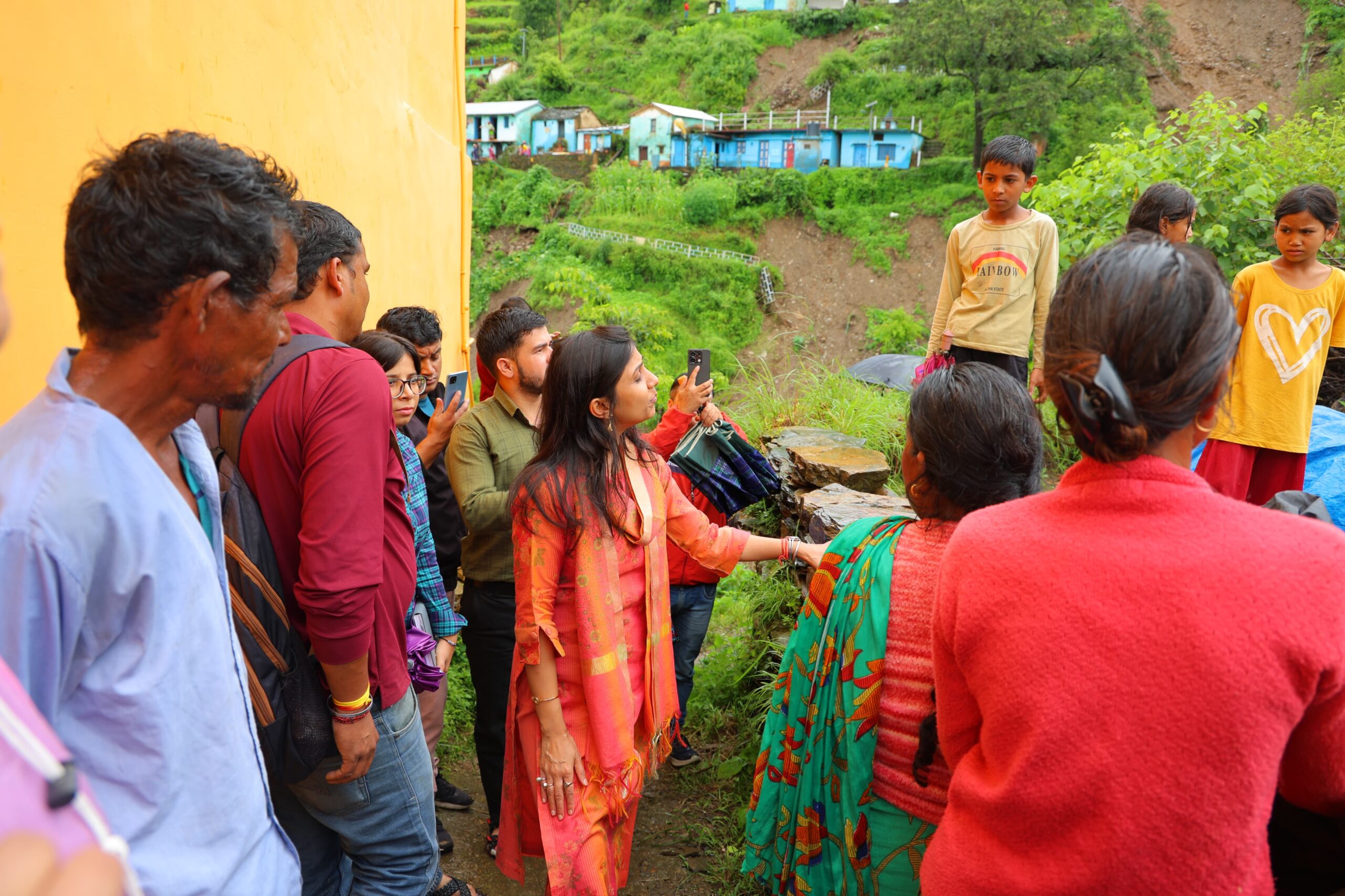 प्रभावितों को सुरक्षित स्थानों पर भेजने की प्रक्रिया जारी