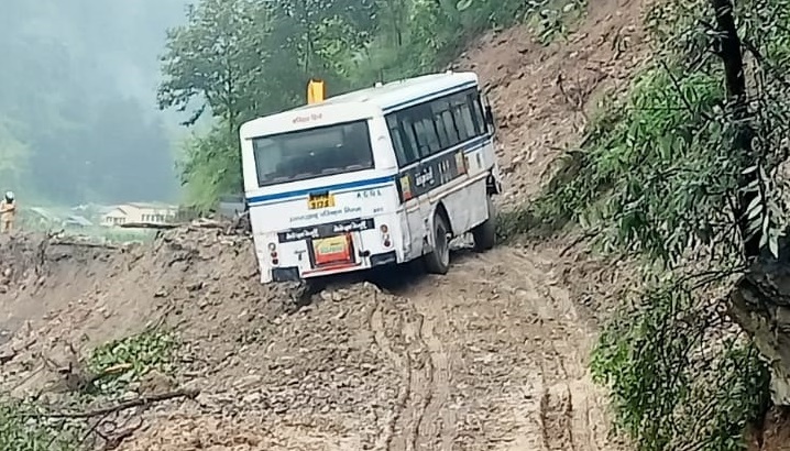गिरती चट्टानों और टूटी सड़कों ने बढ़ाई यात्रियों की परेशानी