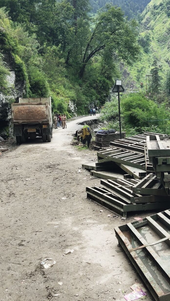 विघुत व्यवस्था बहाली में तेजी, हैवी वायर प्रभावित क्षेत्र में पहुंचाए गए