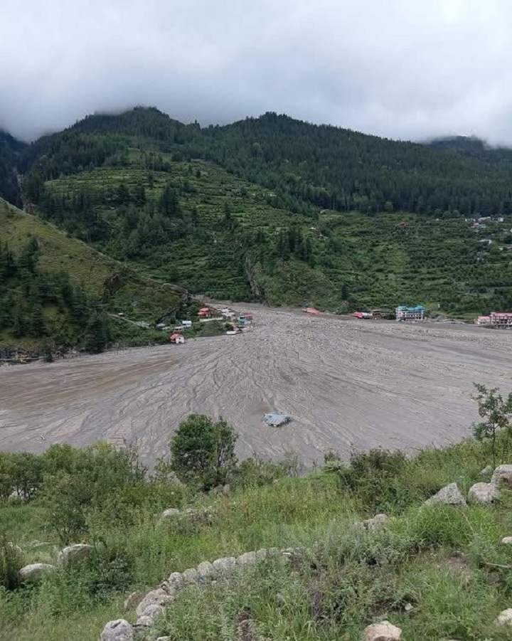 छह बेटे थे मेरे, सब यहीं काम करते थे” — बूढ़े माता-पिता की आंखों में बस सवाल