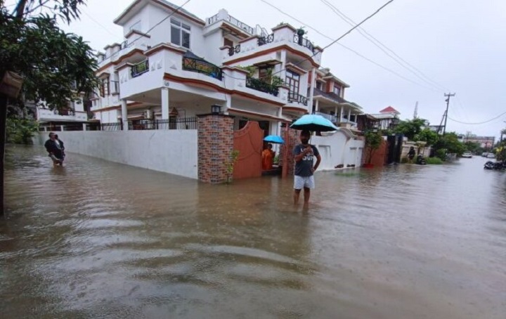 बारिश से गंगा चेतावनी रेखा के करीब, घाटों पर रोका गया स्नान
