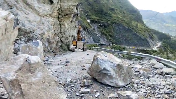 भारी मलबे के कारण हाईवे खोलने में लग सकता है लंबा समय
