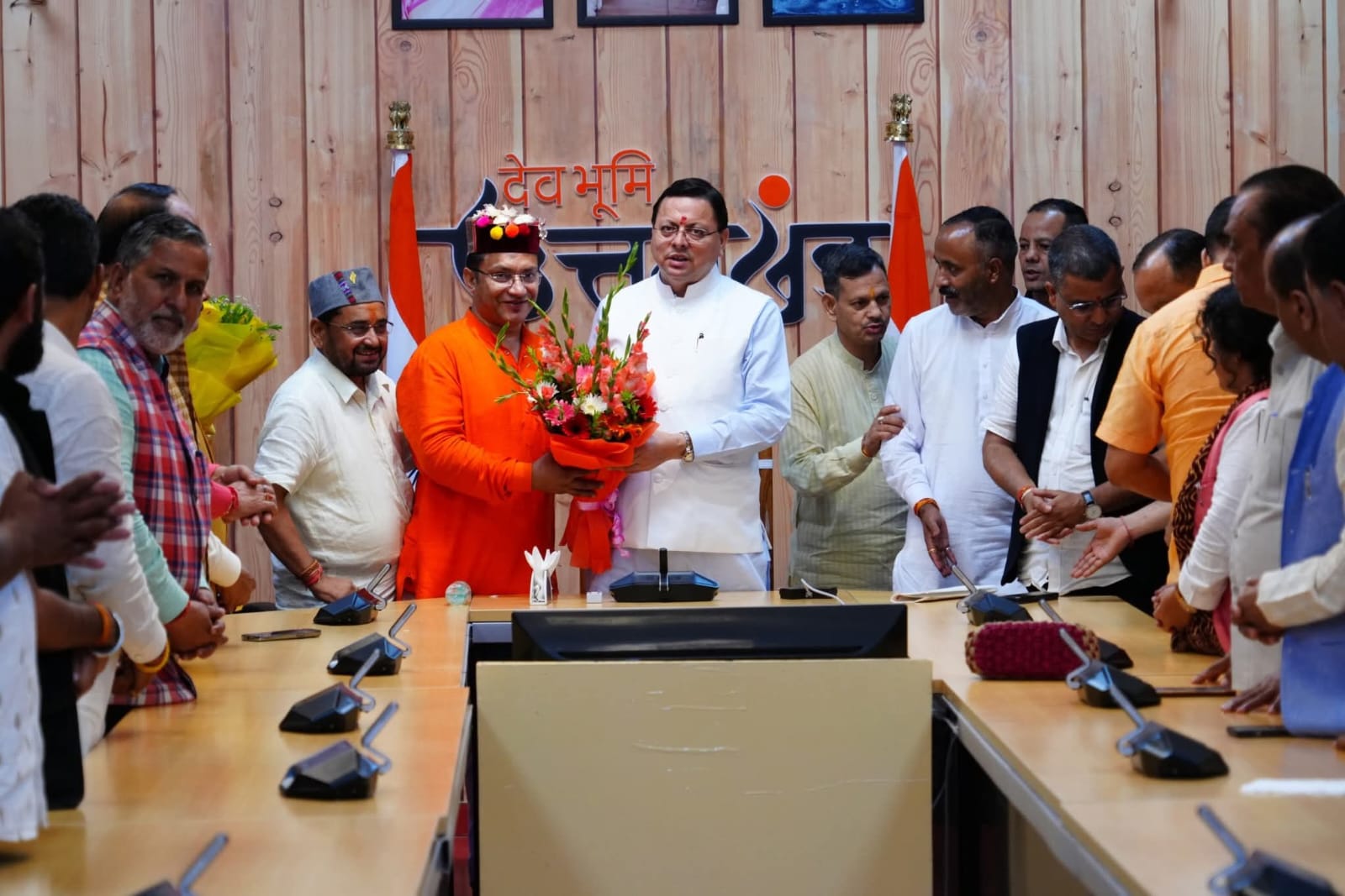 उत्तरकाशी के पंचायत चुनाव विजेताओं ने सीएम धामी से की मुलाकात