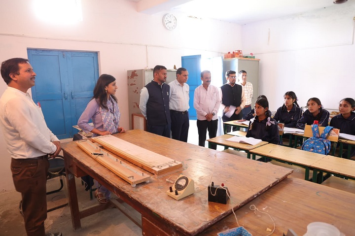 गुणवत्तापूर्ण शिक्षा और मिड-डे मील की गुणवत्ता पर जिलाधिकारी ने दिए सख्त निर्देश