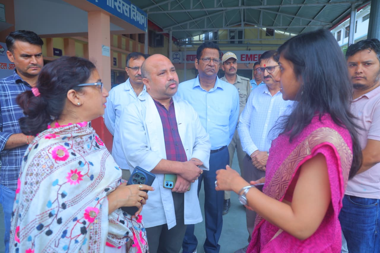फरासू भूस्खलन पर जिलाधिकारी ने दिए त्वरित कार्रवाई के निर्देश