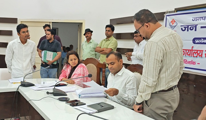 जनता की समस्याएं सुनने खुद पहुंचे जिलाधिकारी