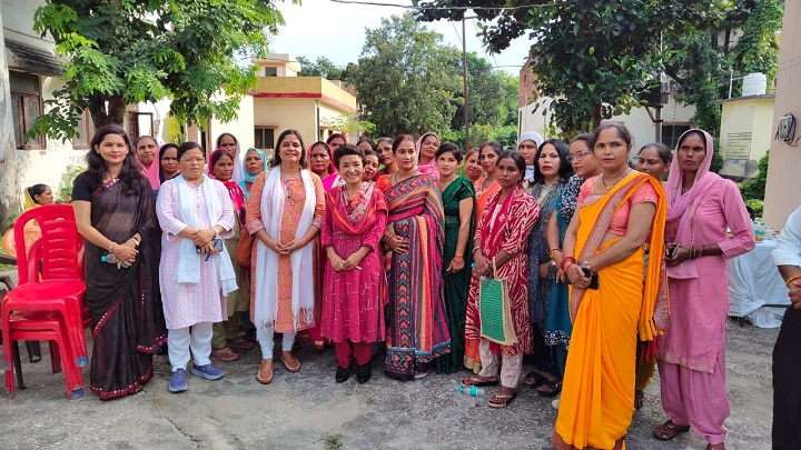 महिला उद्यमियों और लाभार्थियों से सीधा संवाद